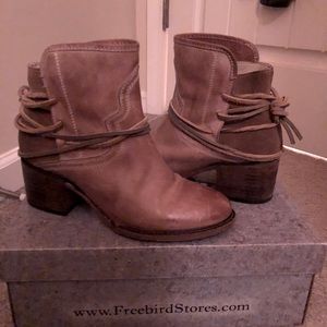 FREEBIRD by Steven size 9 Casey Boot in Taupe